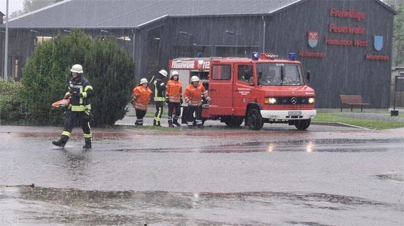 Feuerwehrleute der Freiwilligen Feuerwehr Hemmoor-West im Einsatz bei Starkregen: Das Unwetter führte in Hemmoor unter anderem in Warstade und Westersode zu überfluteten Straßen, Kellern und Häusern.