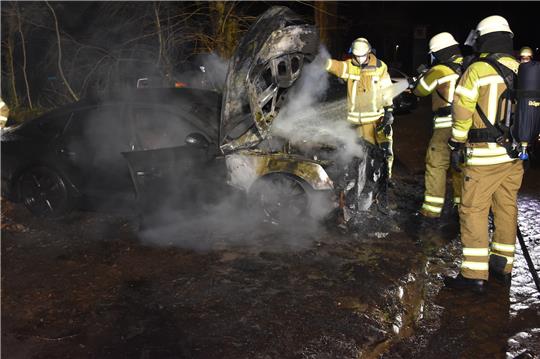 Feuerwehrleute der Ortsfeuerwehr Wiepenkathen löschen den brennenden Audi A5 Sportsback. Foto: Polizeiinspektion Stade