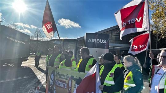 Feuerwehrleute des Airbus-Werks Stade streiken vor dem Werkstor für eine tarifliche Entlohnung durch ihren Arbeitgeber, den Dienstleister Falck.