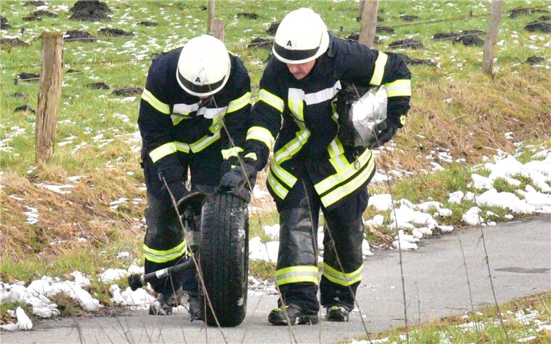59-Jähriger stirbt nach Unfall Feuerwehrleute entdeckten einen Reifen 250 Meter von der Unglücksstelle entfernt. Foto Beneke