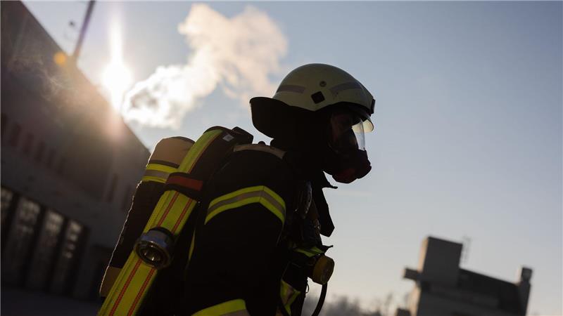 Feuerwehrleute evakuieren das Gebäude. (Symbolbild)