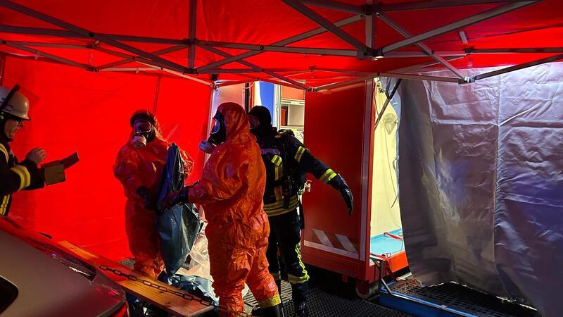 Feuerwehrleute im Chemikalienschutzanzug beim Gefahrstoffeinsatz in Buxtehude.