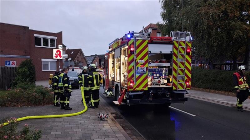 Feuerwehreinsatz in Horneburg nach dem Herbstmarkt Feuerwehrleute im Einsatz.