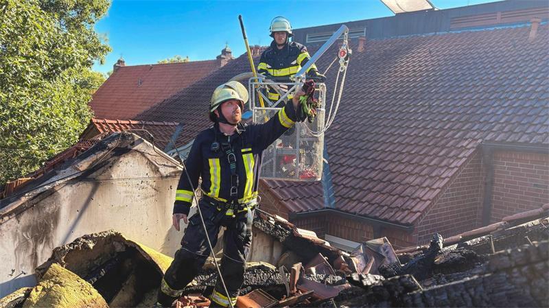 Feuerwehrleute im Einsatz auf dem Dachstuhl des Krankenhauses. (Handoutbild)