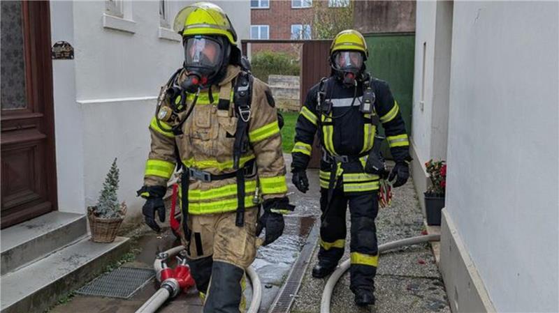 Feuerwehrleute im Einsatz bei den Löscharbeiten in der Catharinenstraße in Cuxhaven. 