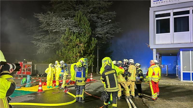 Feuerwehrleute im Einsatz vor dem betroffenen Industriebetrieb.