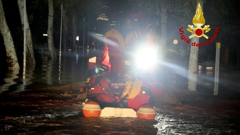 Neue Wetterwarnungen nach Unwettern in Italien Feuerwehrleute im Schlauchboot in Lamporecchio in der Toskana.