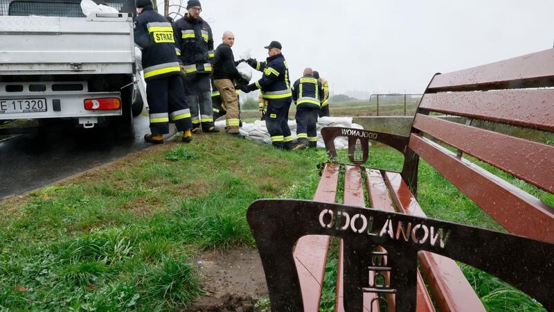 Feuerwehrleute in Polen errichten mit Sandsäcken eine Barriere gegen das drohende Hochwasser in der Nähe des Flusses Barycz in Odolanow.