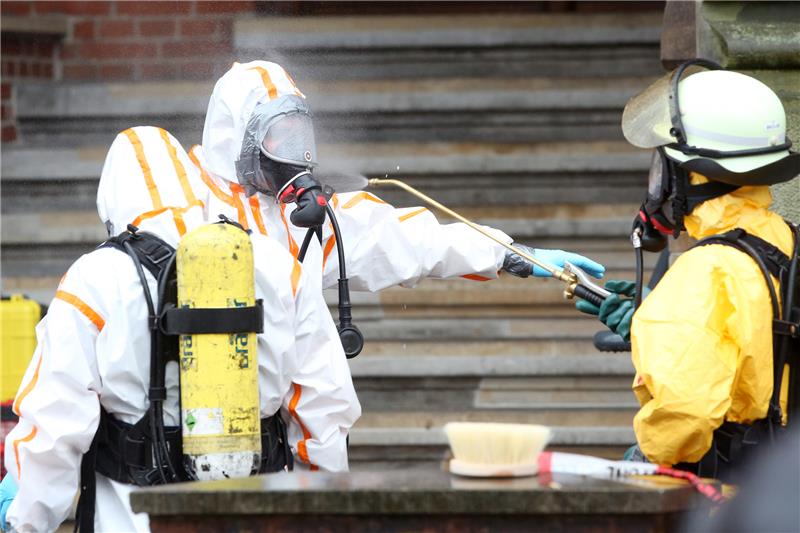 Feuerwehrleute in Schutzanzügen. Symbolbild: dpa