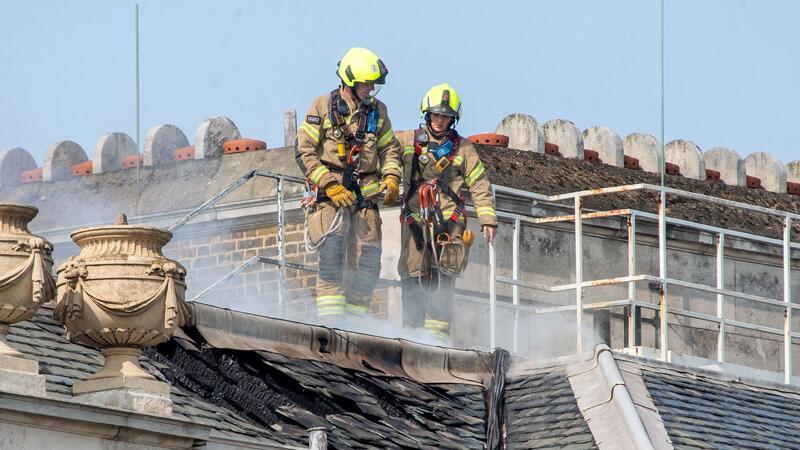 Aufatmen in London: Brand in Somerset House eingedämmt Feuerwehrleute kämpfen gegen Flammen am Dach.