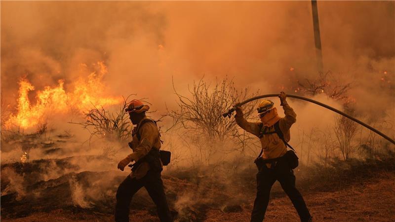 Bilder des Tages Feuerwehrleute kämpfen gegen das Canyon Fire bei Hasley-Canyon.