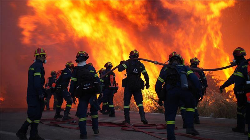 Feuerwehrleute kämpfen mit einem großen Waldbrand im Dorf Karyes auf der ostägäischen Insel Chios.