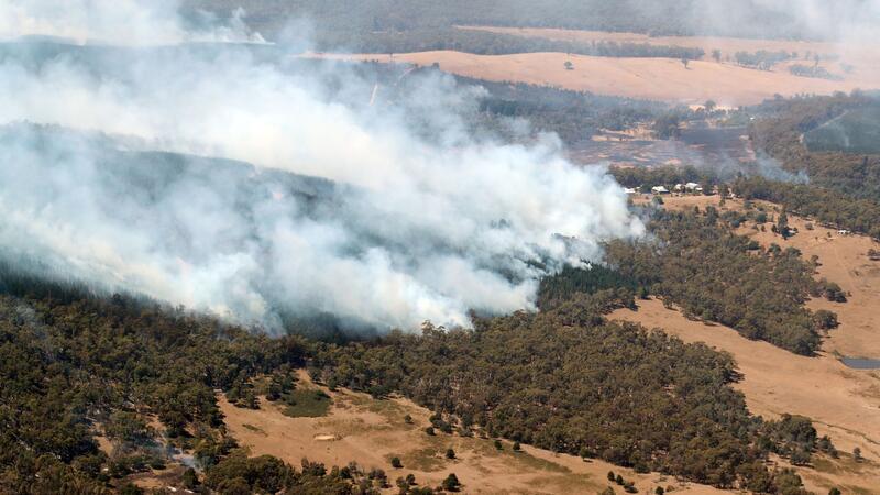 Feuerwehrleute kämpfen weiter gegen ein großes Buschfeuer im Westen Victorias.