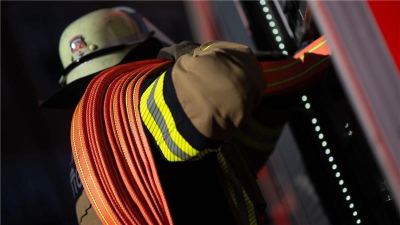 Zwei Autos bei Carport-Brand zerstört Feuerwehrleute können Schlimmeres verhindern. (Symbolbild)