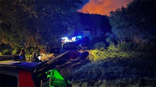 Feuerwehrleute können den Brand, der seit Dienstagabend wütet, nur mit großer Mühe löschen.