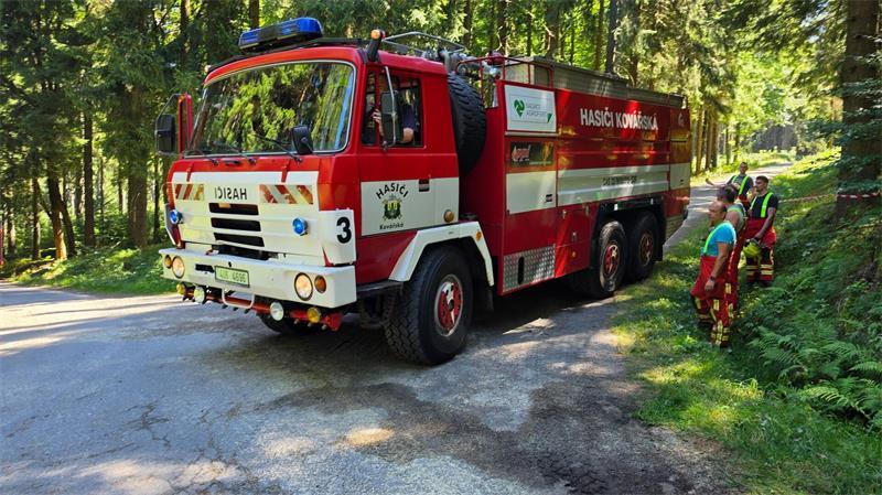 Feuerwehrleute konnten den in Brand geratenen Hubschrauber löschen und ein Ausbreiten der Flammen verhindern.
