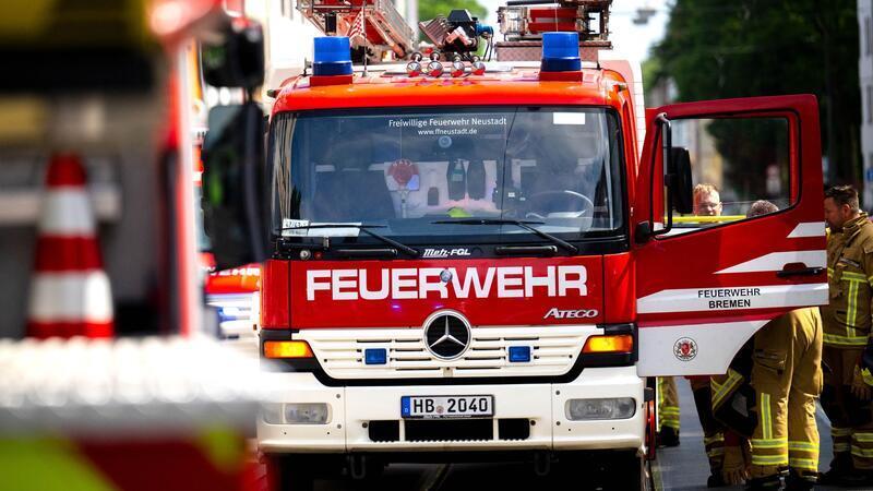 Feuerwehrleute konnten die Person nur noch leblos aus dem Gebäude bergen. (Symbolbild)