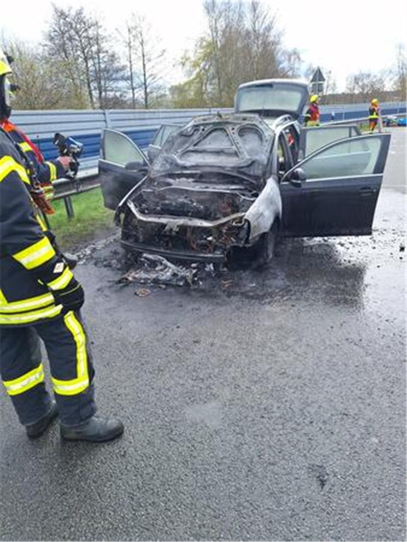 Feuerwehreinsatz am Karfreitag: Golf gerät auf A1 in Brand Feuerwehrleute kontrollieren das Auto nach dem Brand mit einer Wärmebildkamera.