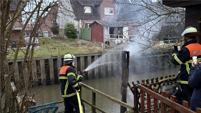 „Unerklärlich“: Brennender Dalben in der Este stellt Feuerwehr vor Rätsel Feuerwehrleute löschen den Brand.