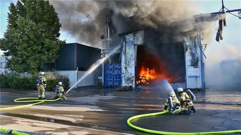 Bilder des Tages Feuerwehrleute löschen den Brand einer Halle und mehrerer Silos auf einem Firmengelände. Weil die Polizei eine politisch motivierte Brandstiftung im Kontext des Krieges zwischen Israel und dem Iran nicht ausschließt, ermittelt auch der Staatsschutz.