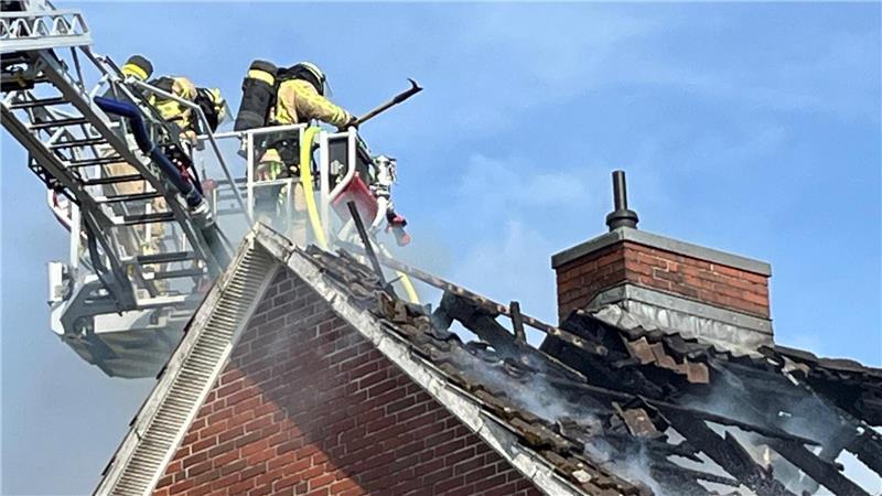 Feuerwehrleute löschen den Dachstuhlbrand in Nindorf.