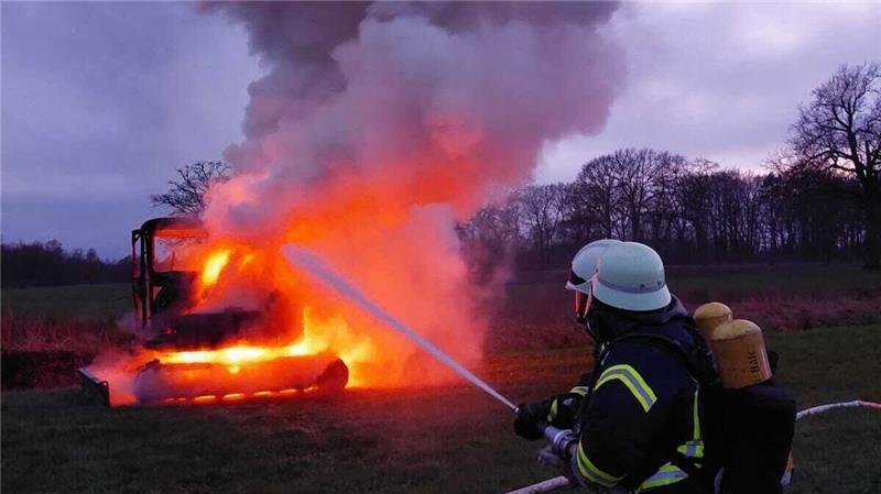 Feuerwehrleute löschen die Flammen. Foto: Lange