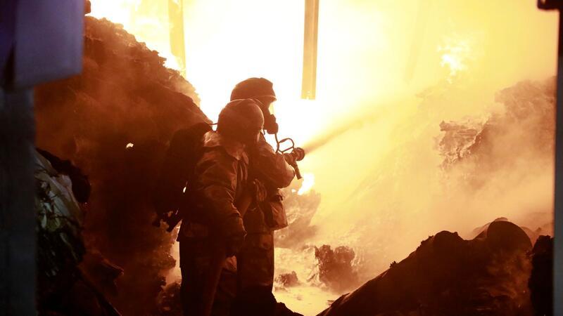 Feuerwehrleute löschen ein Feuer, das durch die Explosion des mit Gaszylindern beladenen Lastwagens verursacht wurde.