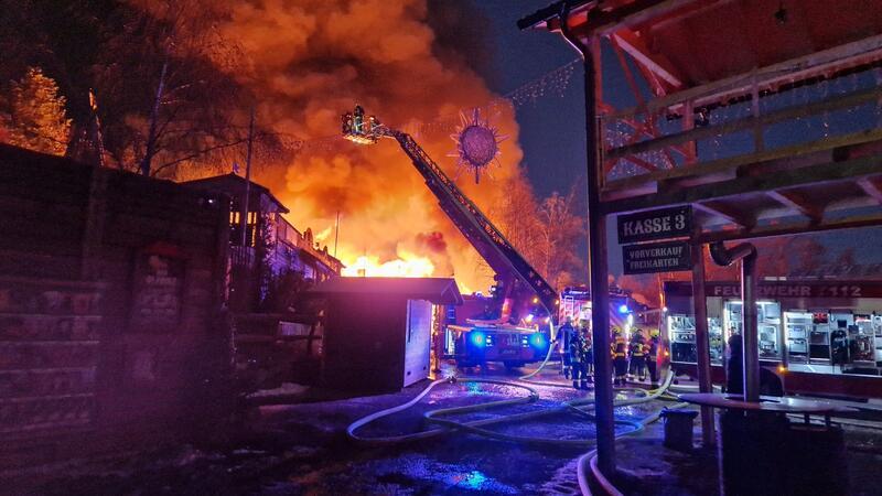 Meterhohe Flammen über „Pullman City“ - Millionenschaden Feuerwehrleute löschen einen Brand in der Westernstadt Pullman City.