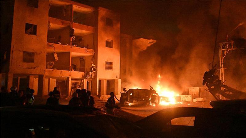 Feuerwehrleute löschen einen Brand, nachdem eine aus dem Iran abgefeuerte Rakete in Haifa im Norden Israels eingeschlagen ist.
