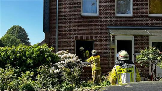 Feuerwehrleute bei den Löscharbeiten.