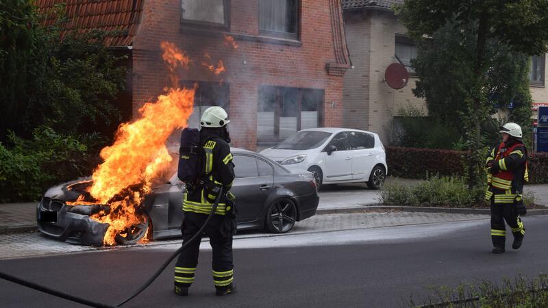 Harsefelder Feuerwehr rückt aus: BMW steht in Flammen Feuerwehrleute löschen einen brennenden BMW an der Friedrich-Huth-Straße in Harsefeld.