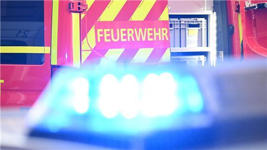 Feuerwehrleute löschten in der Nacht einen Dachstuhlbrand in Rellingen. (Symbolbild)