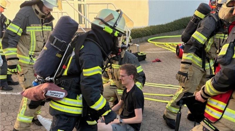 Brand in der Diskothek: Feuerwehr Buxtehude simuliert den Ernstfall Feuerwehrleute retten bei der Übung einen Statisten aus der verqualmten Diskothek Garage.