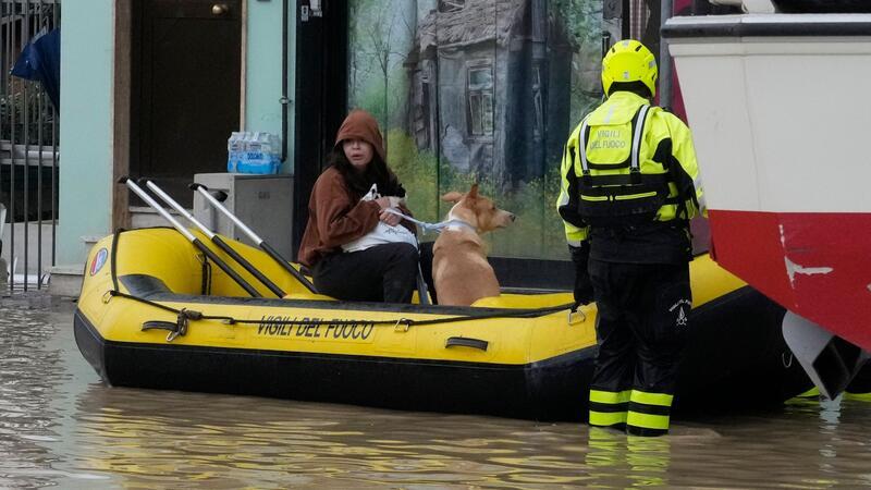 Neue Wetterwarnungen nach Unwettern in Italien Feuerwehrleute retten eine Anwohnerin und ihren Hund im Ort Campi di Bisenzio.