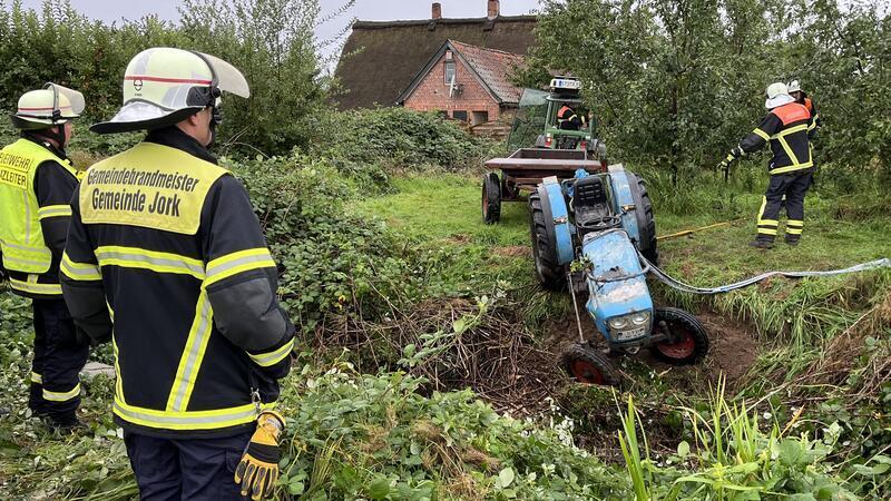 Millionen fließen in die Altländer Feuerwehren – Appell nach tödlichem Treckerunfall Feuerwehrleute richten im September 2023 einen Trecker auf, um den toten Erntehelfer in Jork-Höhen zu bergen.