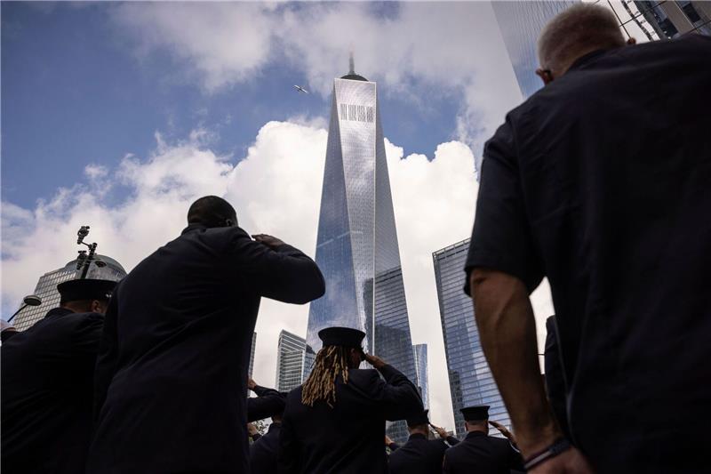22 Jahre später: USA gedenken Terror vom 11. September Feuerwehrleute salutieren während einer Schweigeminute vor der Gedenkveranstaltung zum 22. Jahrestag der Terroranschläge vom 11. September 2001.