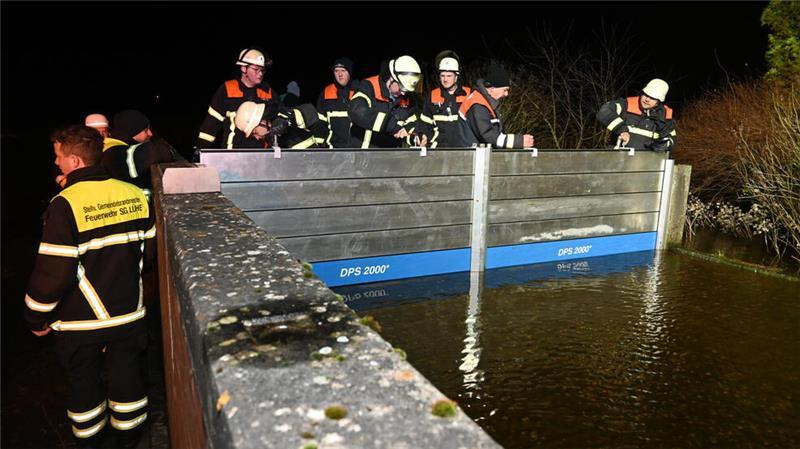 Hochwasser-Einsatz: Landkreis zeichnet Feuerwehrkräfte aus Feuerwehrleute schließen das Deichschart in Guderhandviertel/Neuhof an der Lühe.