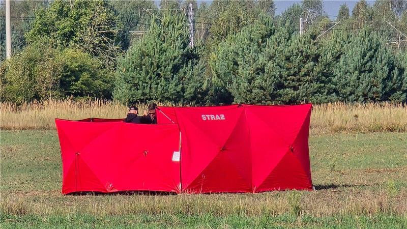 Drohnen über Polen – Pistorius: „Gezielte Kursführung“ Feuerwehrleute sichern Teile einer abgeschossenen Drohne auf einem Gelände in Czosnowka bei Biala Podlaska.