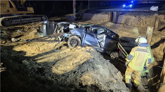 Feuerwehrleute sichern den Wagen und befreien den Fahrer. 