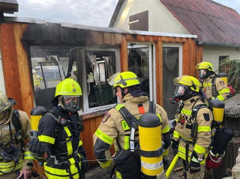 Feuer in Cuxhaven: Flammen kommen gefährlich nah an weiteres Gebäude Feuerwehrleute sind im Einsatz am brennenden Einfamilienhaus in Altenwalde.