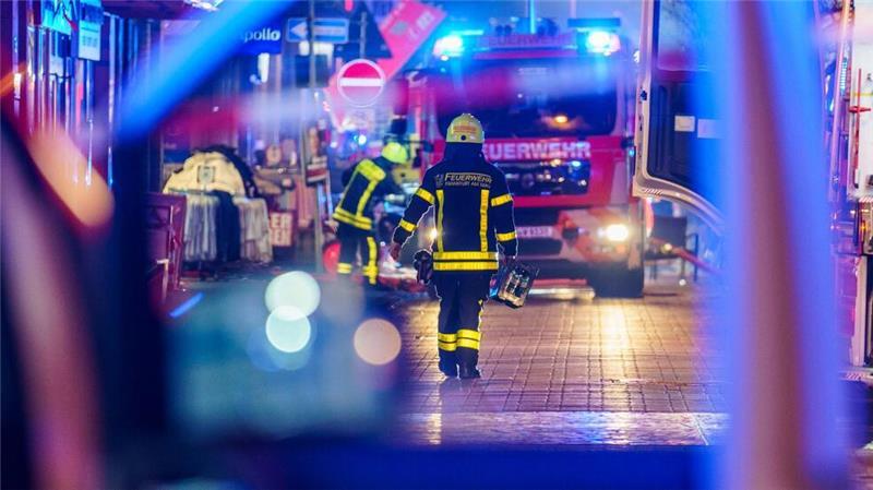 Feuerwehrleute sind in der Einkaufsstraße Königssteiner Straße in Frankfurt am Main im Einsatz.