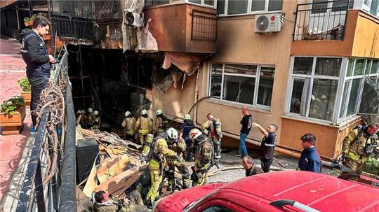 Feuerwehrleute sind nach dem Brand in einem Nachtclub im Einsatz.