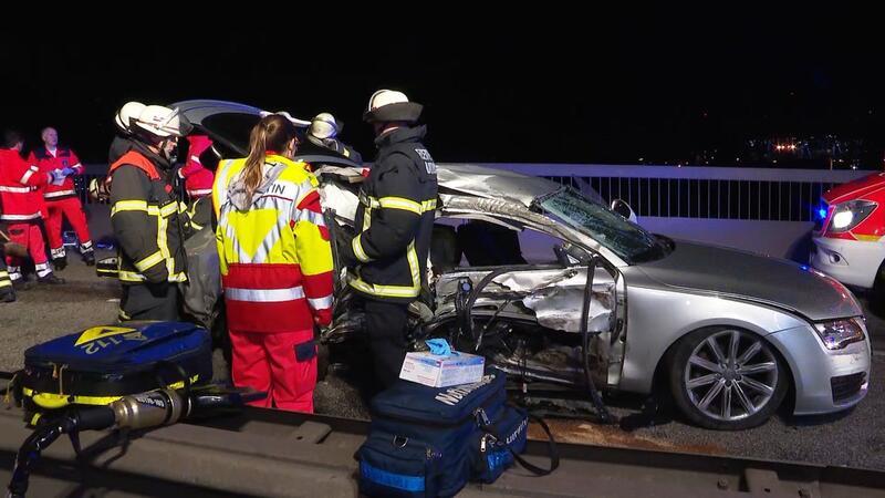 Feuerwehrleute sind nach dem Unfall auf der Hamburger Köhlbrandbrücke im Einsatz.