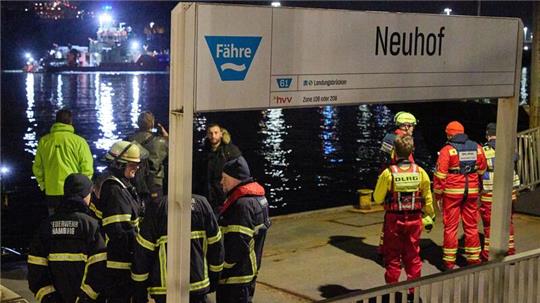 Feuerwehrleute stehen am Anleger Neuhof.