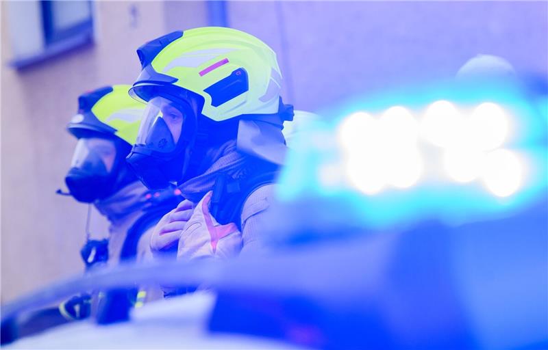 Gefahrgut-Lkw qualmt an der B73 bei Nottensdorf Feuerwehrleute stehen an einem Einsatzort.