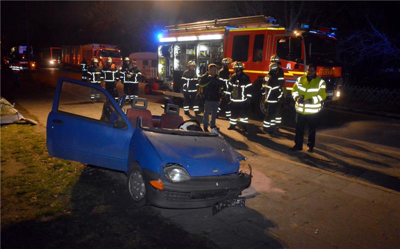 Feuerwehrleute stehen neben einem Pkw, der zuvor in einen stehenden Lastwagen fuhr. Bei dem Unfall in Hamburg-Billbrook ist ein Mann schwer verletzt worden. Foto: citynewstv/dpa