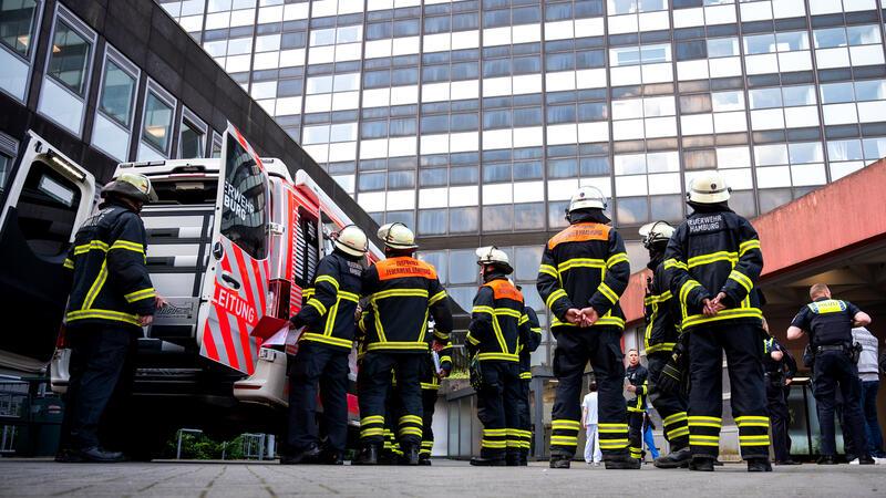 Feuer in Asklepios-Klinik Altona – 61-Jährige in Polizeigewahrsam Feuerwehrleute stehen vor der Asklepios-Klinik Altona.