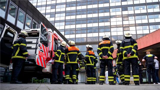 Feuerwehrleute stehen vor der Asklepios-Klinik Altona.