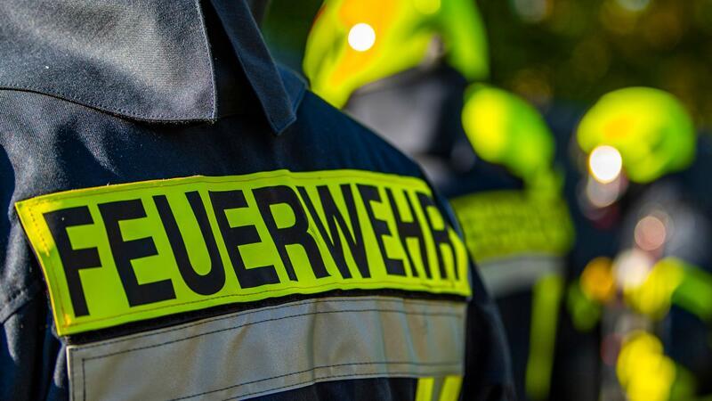 Feuerwehrleute stehen zusammen, um den Einsatz zu besprechen.