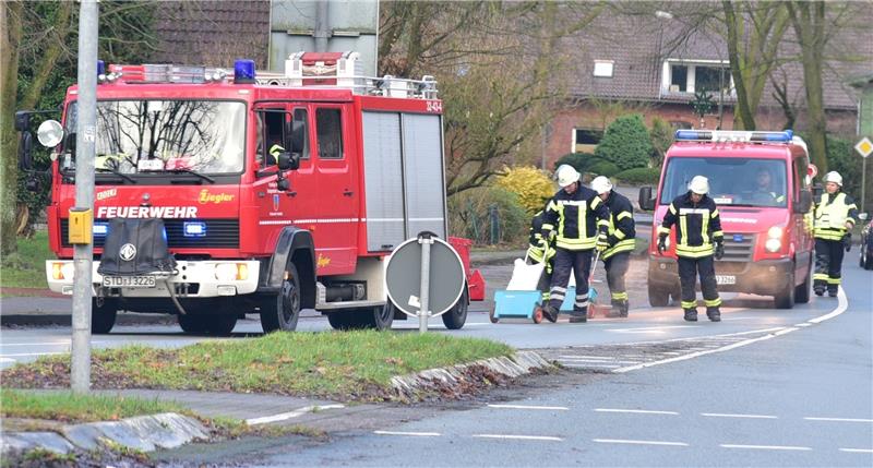 Ölspur zieht sich durch die Gemeinde Fredenbeck Feuerwehrleute streuen die Ölspur an der Hauptkreuzung in Fredenbeck ab. Foto Beneke